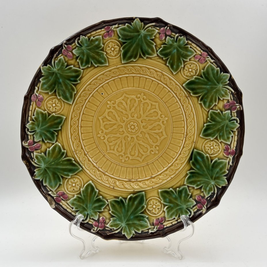 Тарелка декоративная, украшенная флоральным декором, фаянс, роспись, Sarreguemines (Саргемин), Франция, 1900-1920 гг.