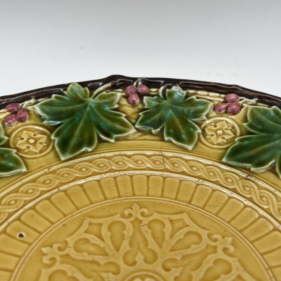 Тарелка декоративная, украшенная флоральным декором, фаянс, роспись, Sarreguemines (Саргемин), Франция, 1900-1920 гг.