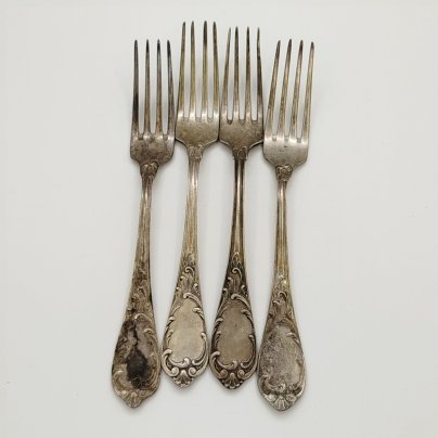 Набор из 4-х столовых вилок, украшенных растительным декором