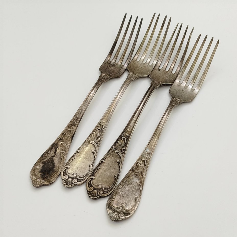 Набор из 4-х столовых вилок, украшенных растительным декором