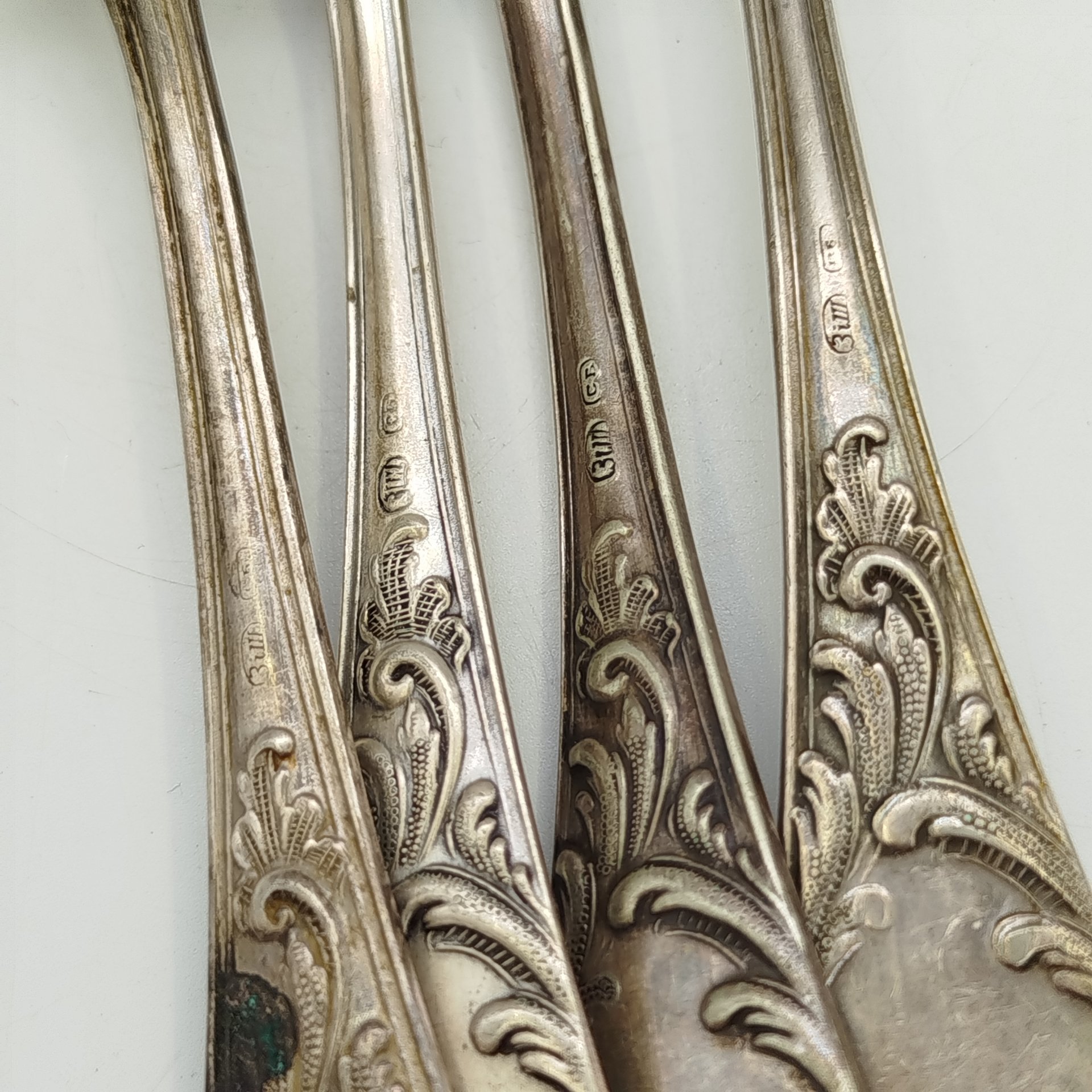 Набор из 4-х столовых вилок, украшенных растительным декором