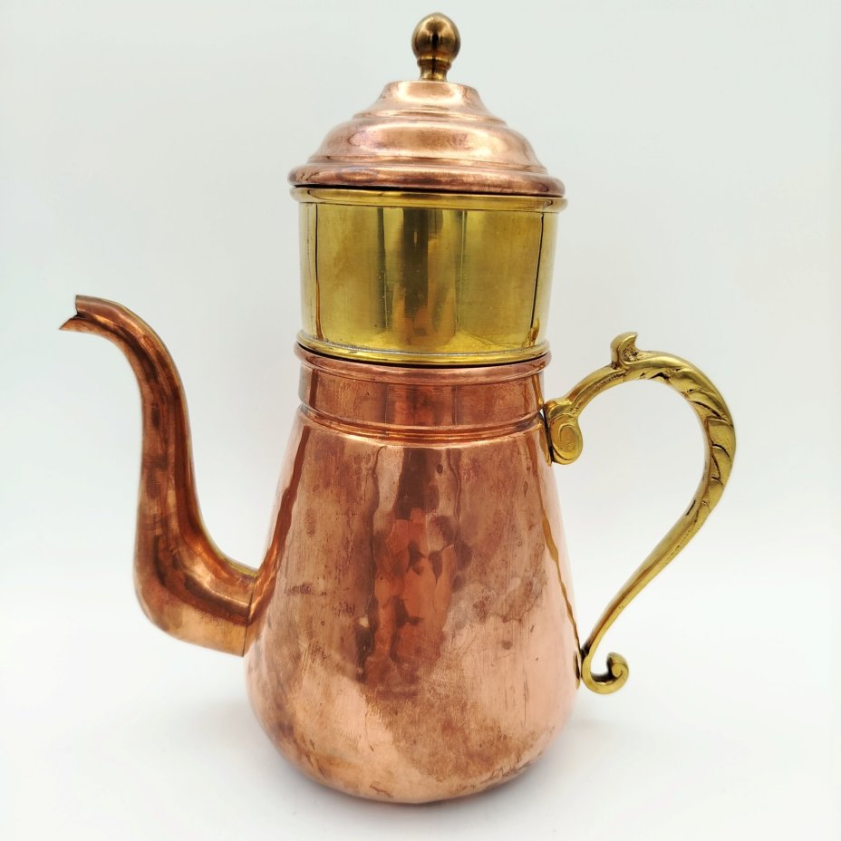 Кофейник (чайник) изящной формы с длинным носиком