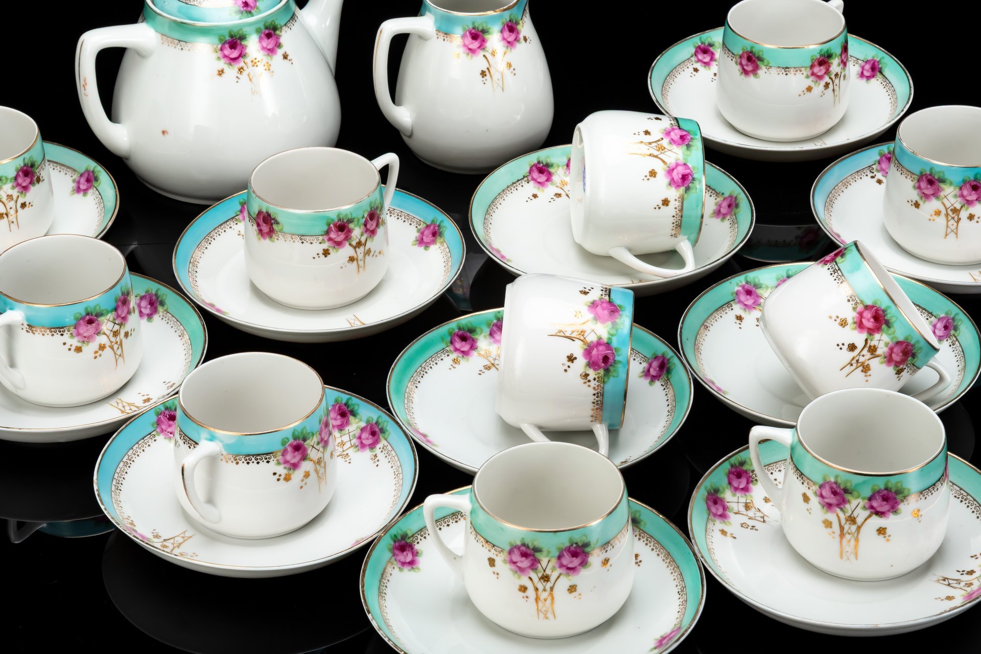 Сервиз чайный "Розы" на 11 персон (24 предмета), фарфор, роспись, деколь, золочение, Дмитровский фарфоровый завод (ДФЗ Вербилки), СССР, 1925-1940 гг.