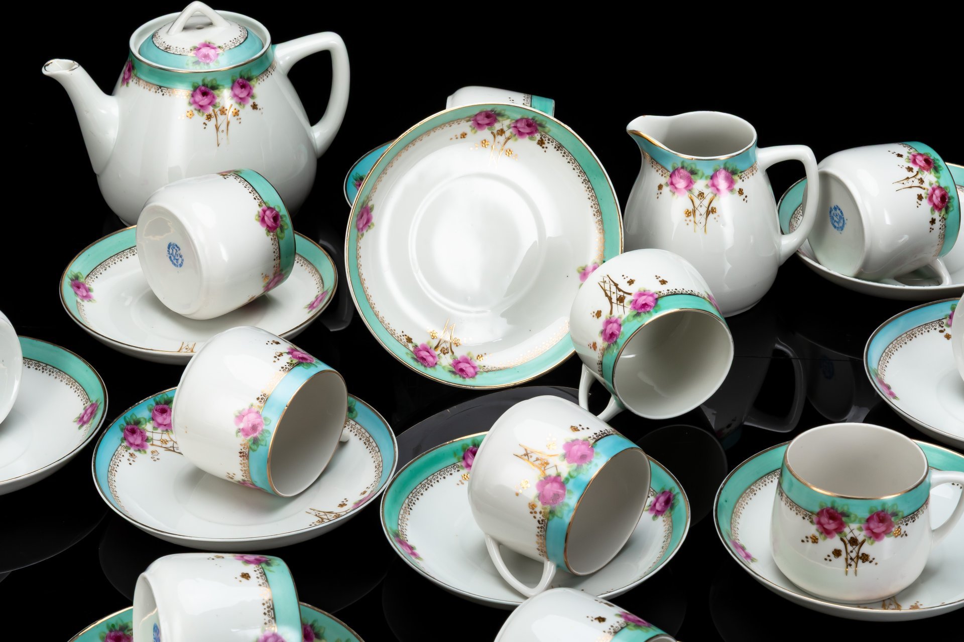 Сервиз чайный "Розы" на 11 персон (24 предмета), фарфор, роспись, деколь, золочение, Дмитровский фарфоровый завод (ДФЗ Вербилки), СССР, 1925-1940 гг.