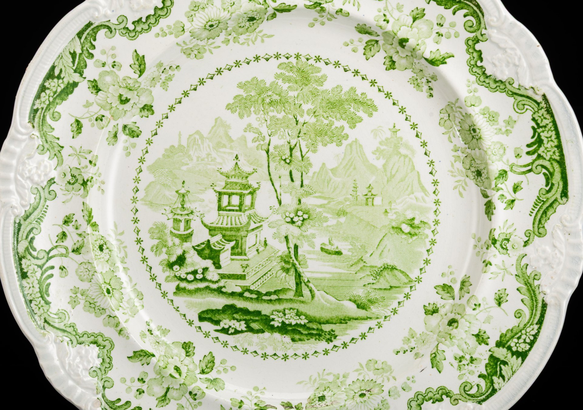 Тарелка с пейзажным и растительным декором в стиле шинуазри, Davenport Pottery Co.