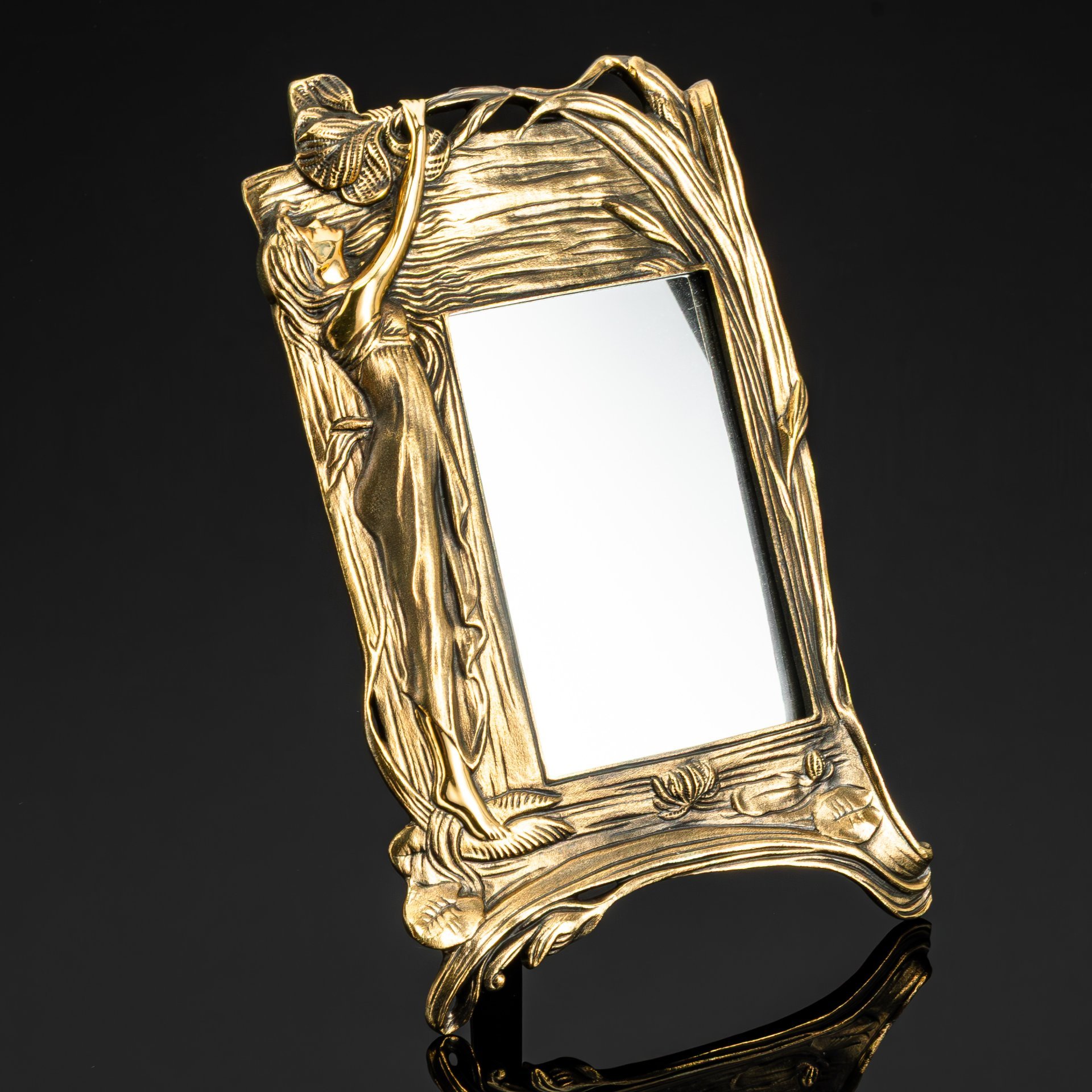 Зеркало "Дева с цветами"