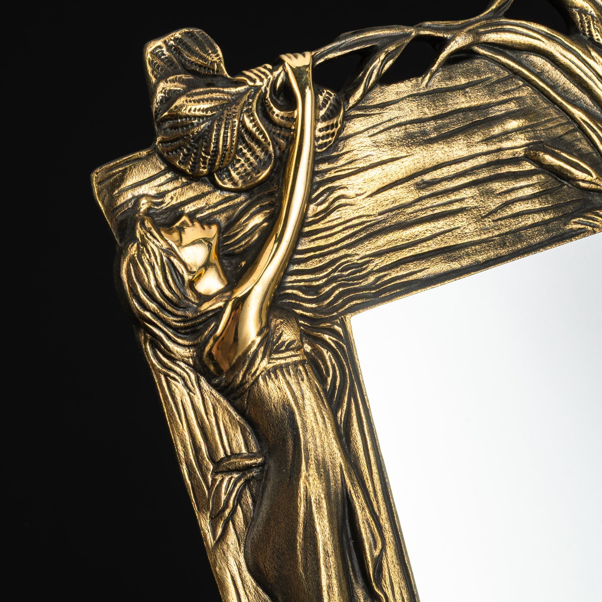 Зеркало "Дева с цветами"