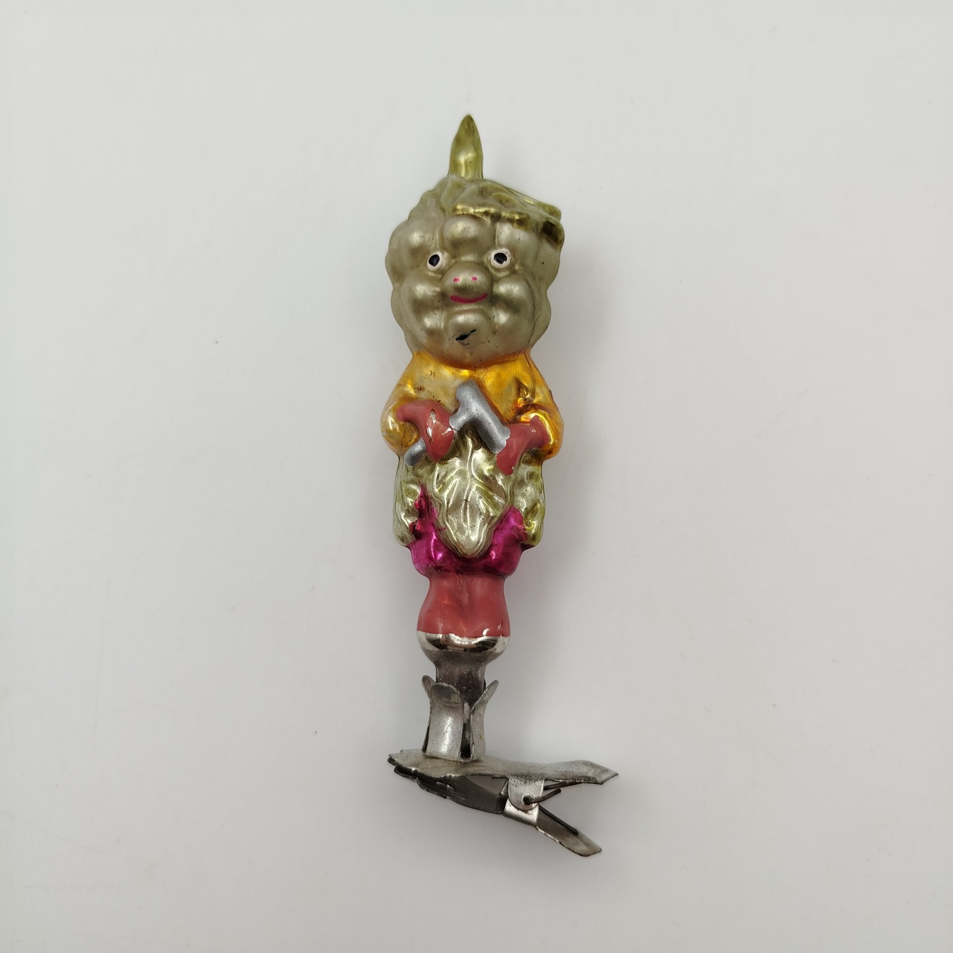 Игрушка ёлочная на прищепке «Мастер Виноградинка» («Дядюшка Виноград», «Сапожник Виноград») из серии «Чиполлино», стекло, краска, металл, Артель «Культигрушка», СССР, 1950-1970 гг.