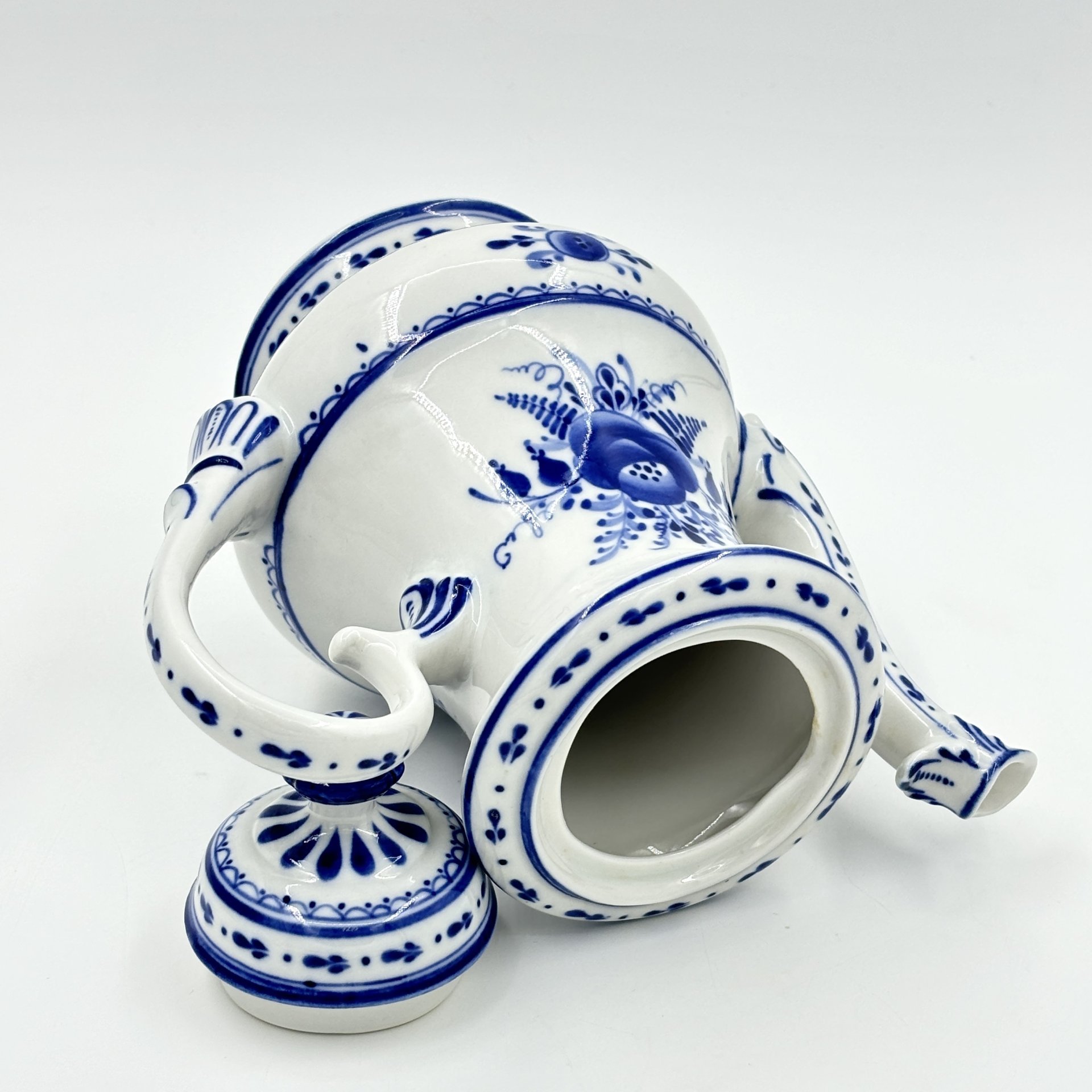 Кофейник с цветочным декором, Гжель