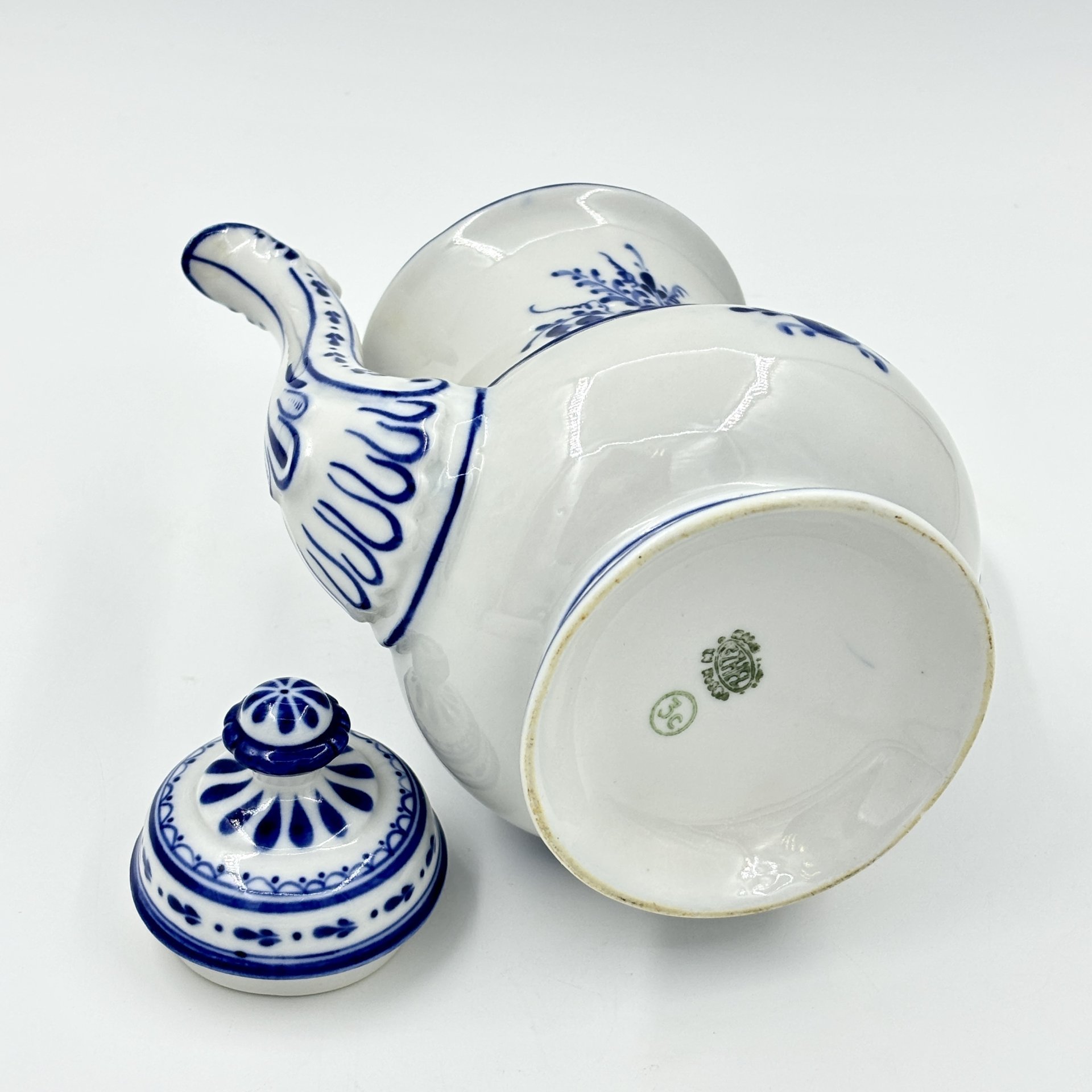 Кофейник с цветочным декором, Гжель