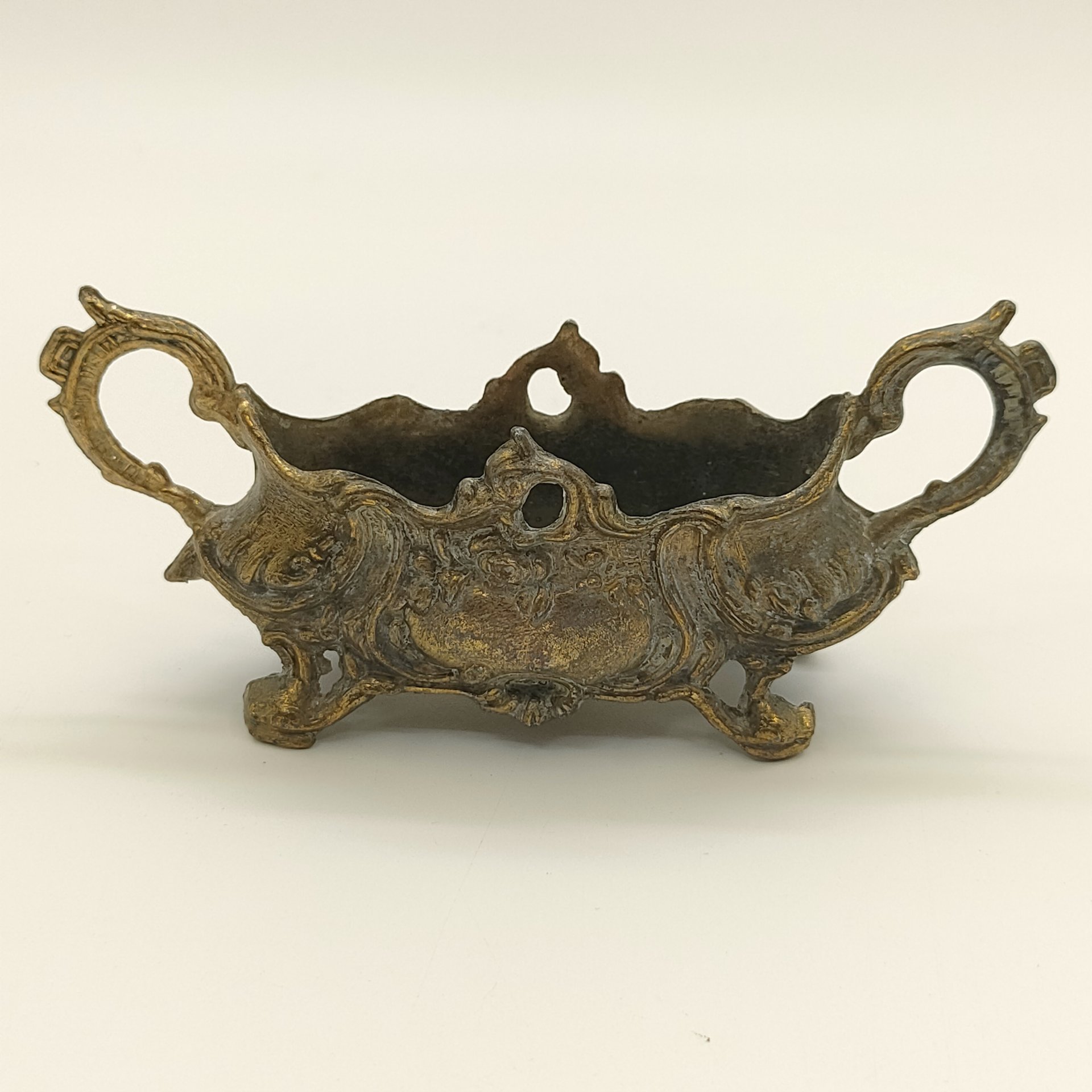 Жардиньерка миниатюрная в форме ладьи, украшенная рельефным флоральным декором, металл, литье, золочение, Западная Европа, 1920-1960 гг.