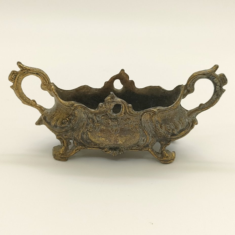 Жардиньерка миниатюрная в форме ладьи, украшенная рельефным флоральным декором