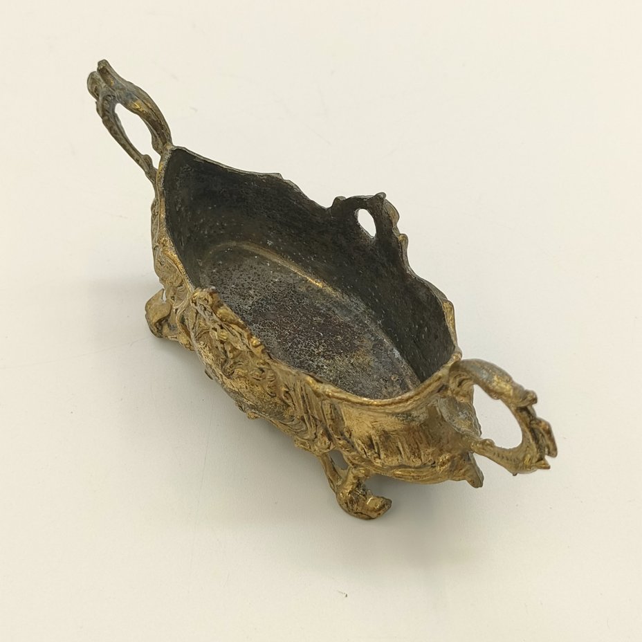 Жардиньерка миниатюрная в форме ладьи, украшенная рельефным флоральным декором