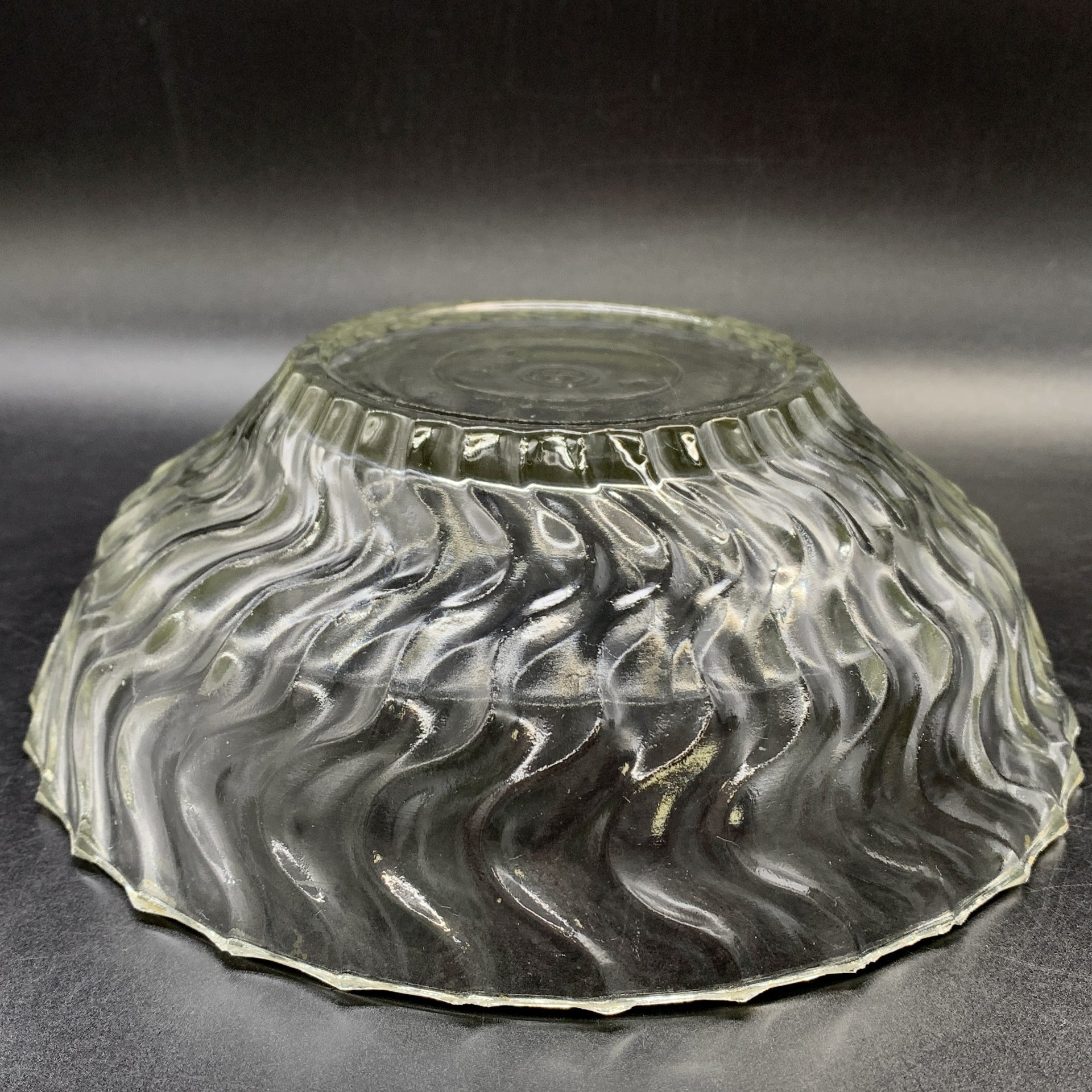 Кофнетница (фруктовница) с рельефным декором, Уршельский стеклозавод имени 10-й годовщины Октября