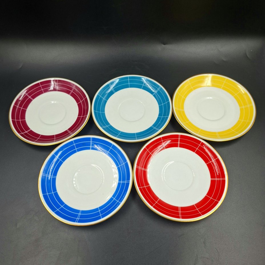 Набор из пяти разноцветных блюдец с геометрическим декором, фарфор, крытье, золочение, Graf Von Henneberg Porzellan, 1777 Jlmenau, Германия, 1949-1973 гг.