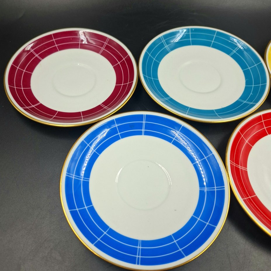 Набор из пяти разноцветных блюдец с геометрическим декором, фарфор, крытье, золочение, Graf Von Henneberg Porzellan, 1777 Jlmenau, Германия, 1949-1973 гг.