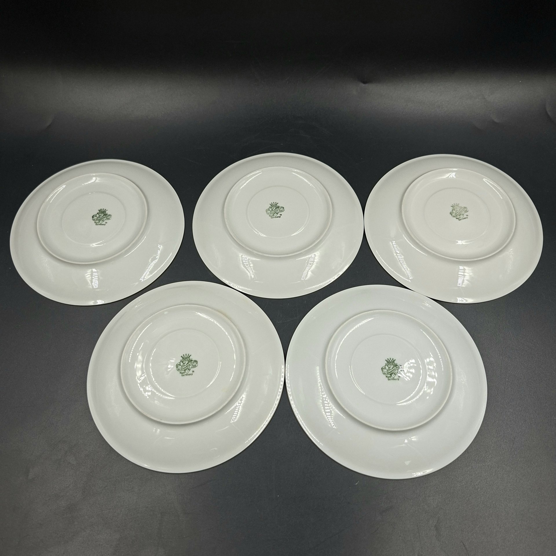 Набор из пяти разноцветных блюдец с геометрическим декором, фарфор, крытье, золочение, Graf Von Henneberg Porzellan, 1777 Jlmenau, Германия, 1949-1973 гг.