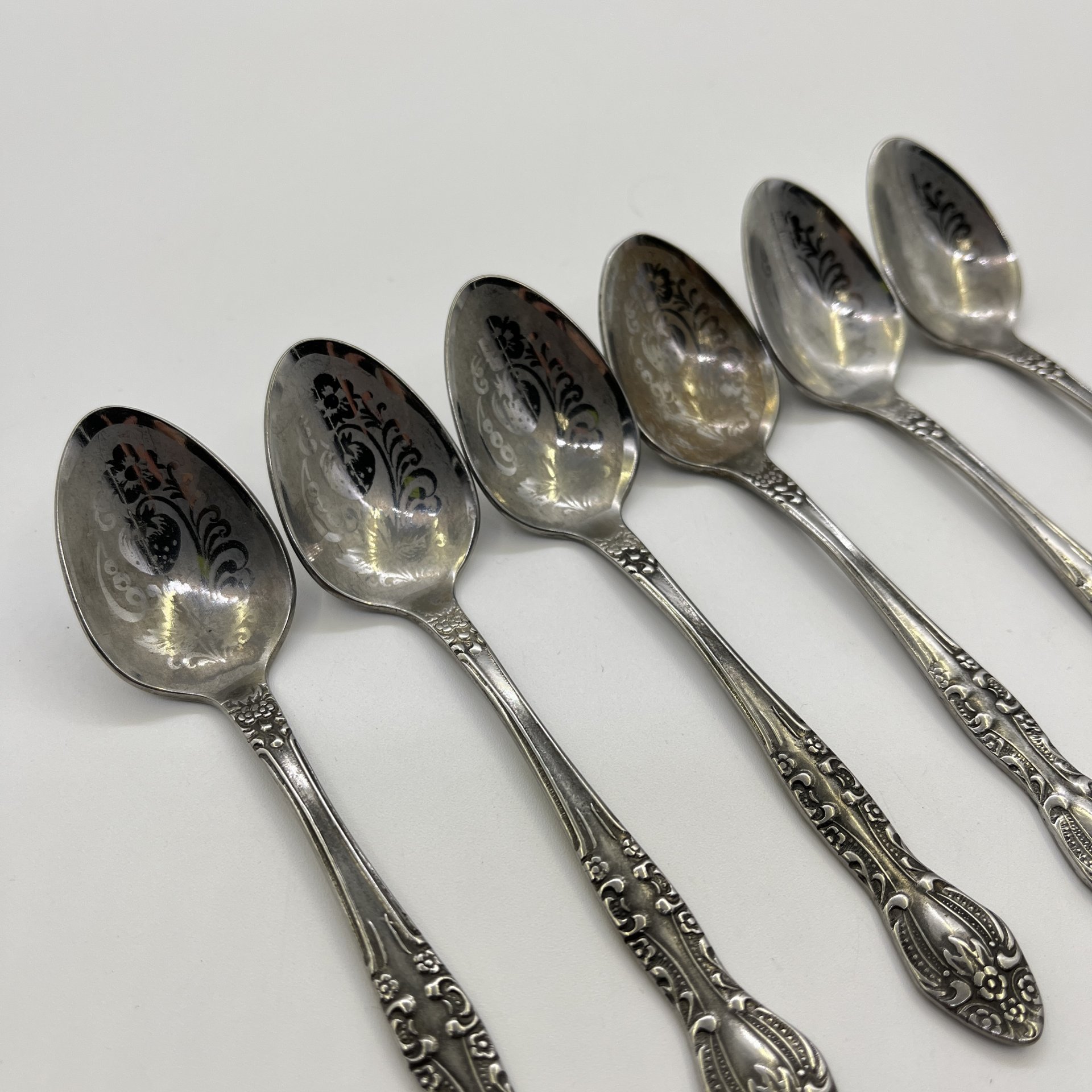 Набор из 6-ти кофейных ложек, украшенных растительным декором, нержавеющая сталь, Павловский завод художественных металлоизделий им. С.М. Кирова, СССР, 1970-1990 гг.