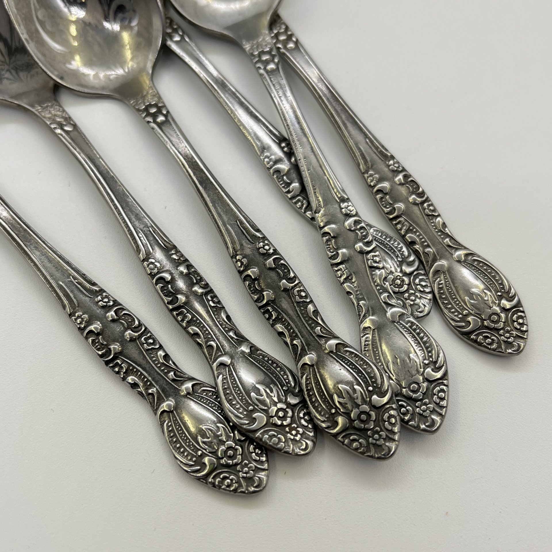 Набор из 6-ти кофейных ложек, украшенных растительным декором, нержавеющая сталь, Павловский завод художественных металлоизделий им. С.М. Кирова, СССР, 1970-1990 гг.