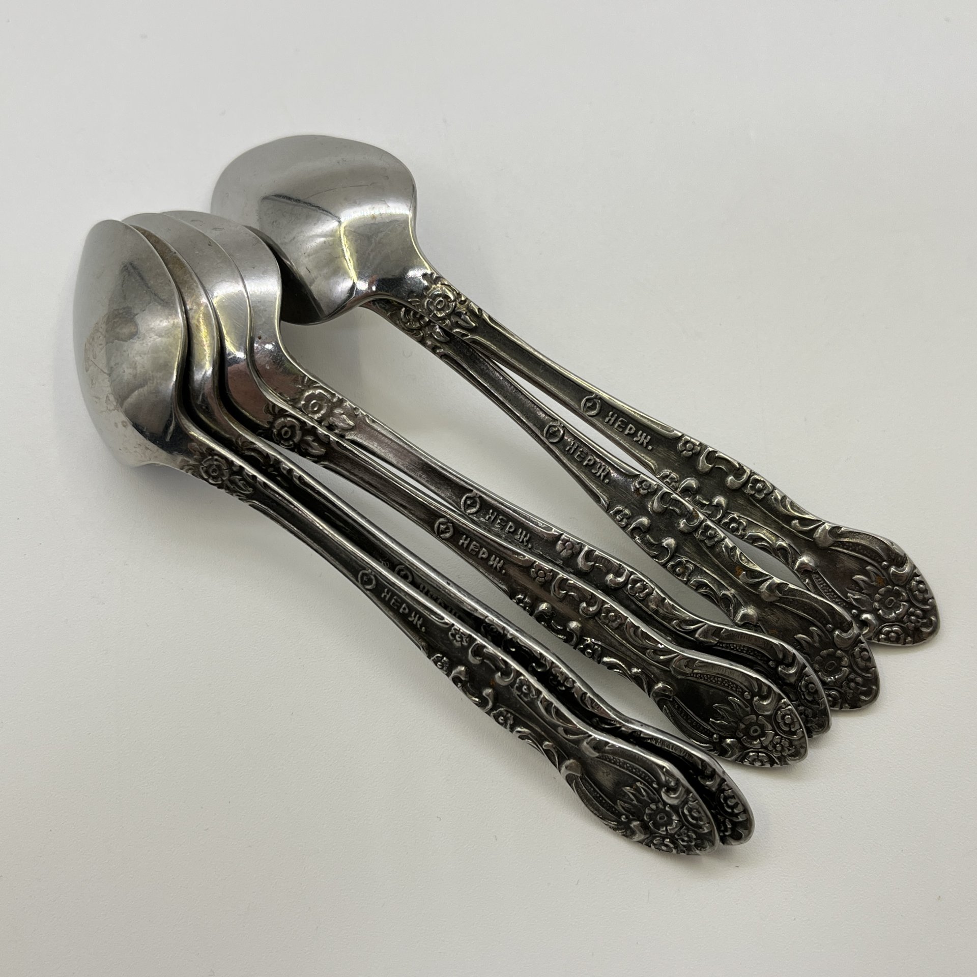 Набор из 6-ти кофейных ложек, украшенных растительным декором, нержавеющая сталь, Павловский завод художественных металлоизделий им. С.М. Кирова, СССР, 1970-1990 гг.