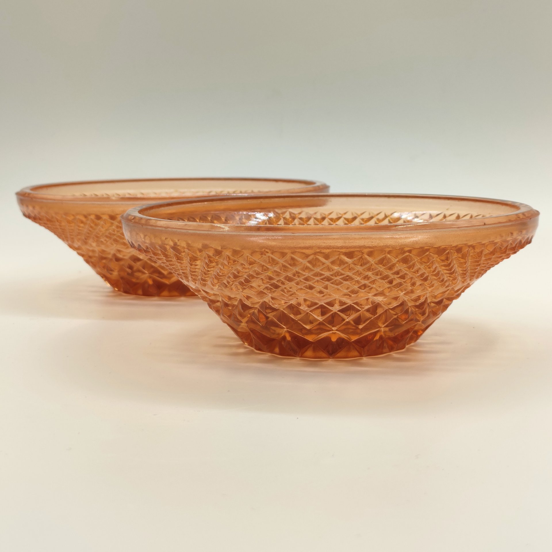 Набор из двух конфетниц (салатников) карамельного оттенка, цветное стекло, пресс, СССР, 1970-1990 гг.