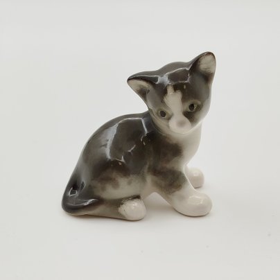 Статуэтка "Котенок Парамоша", скульптор А.П. Трофимова, фарфор, роспись, аэрография, СССР, 1980-1990 гг.