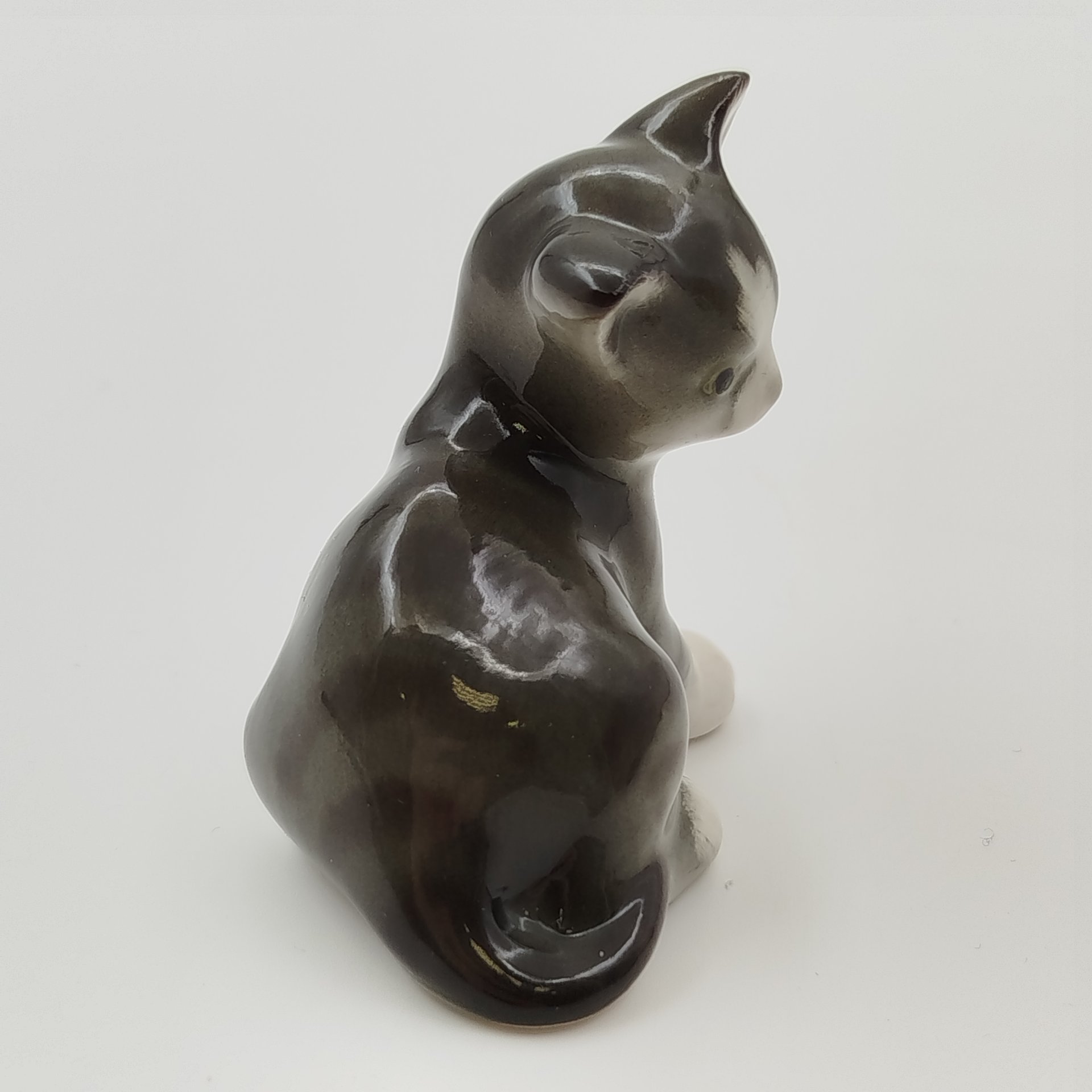 Статуэтка "Котенок Парамоша", скульптор А.П. Трофимова, фарфор, роспись, аэрография, СССР, 1980-1990 гг.