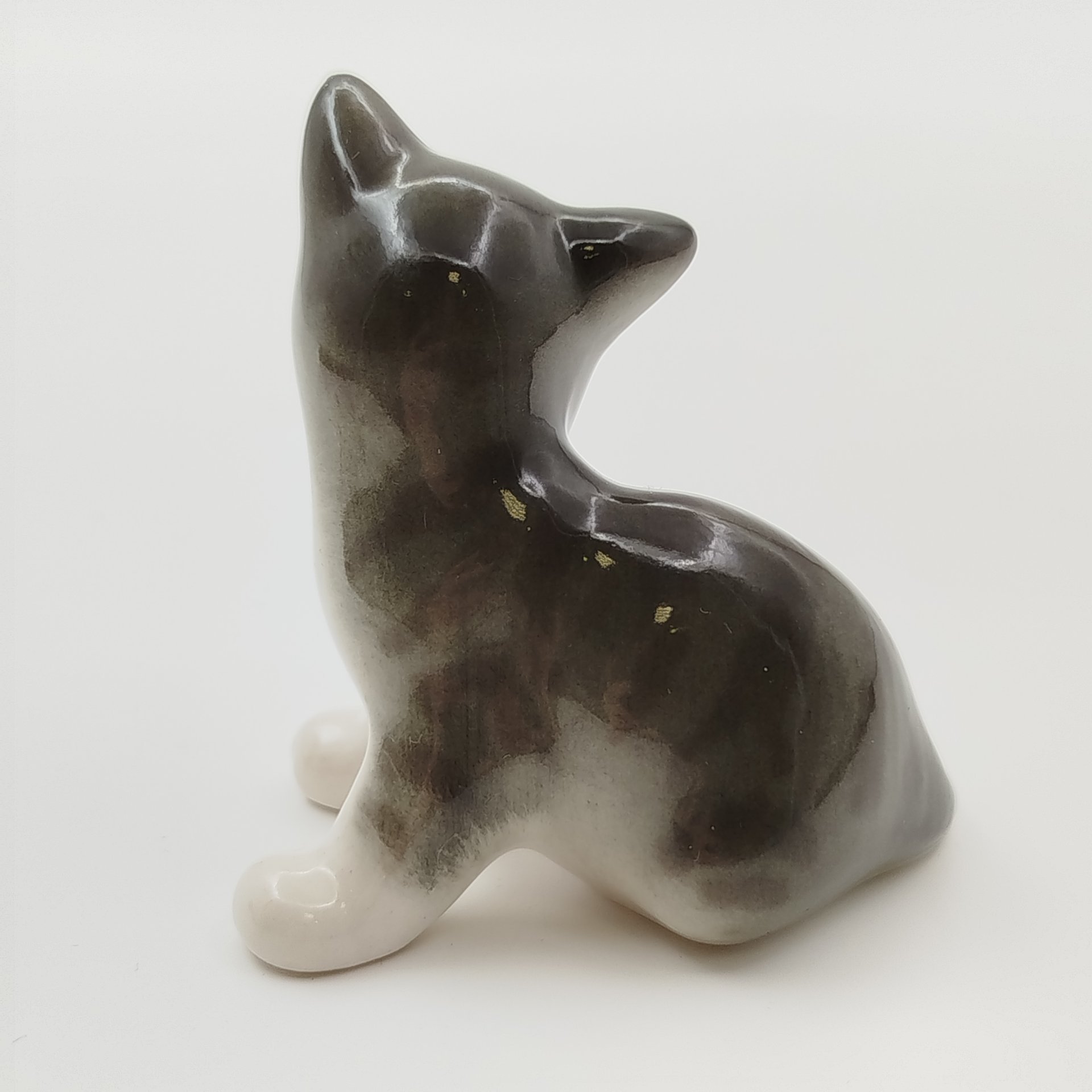 Статуэтка "Котенок Парамоша", скульптор А.П. Трофимова, фарфор, роспись, аэрография, СССР, 1980-1990 гг.