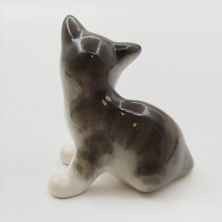 Статуэтка "Котенок Парамоша", скульптор А.П. Трофимова, фарфор, роспись, аэрография, СССР, 1980-1990 гг.