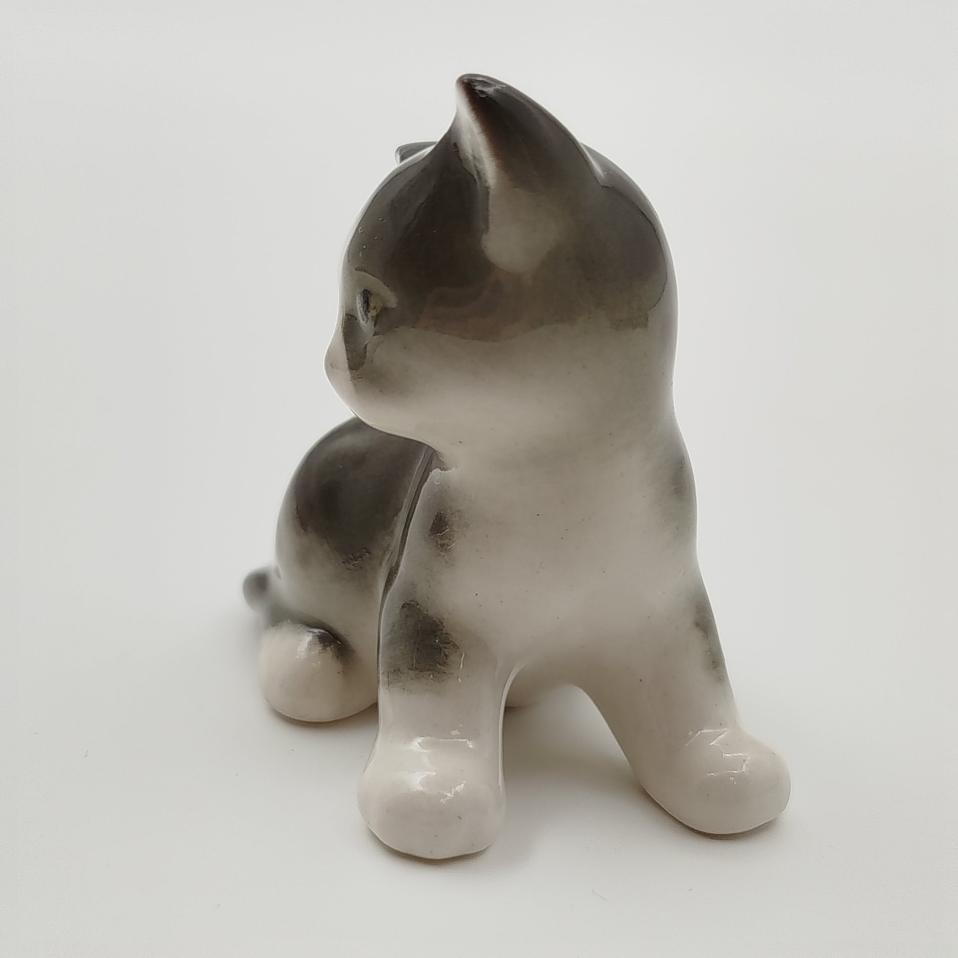 Статуэтка "Котенок Парамоша", скульптор А.П. Трофимова, фарфор, роспись, аэрография, СССР, 1980-1990 гг.