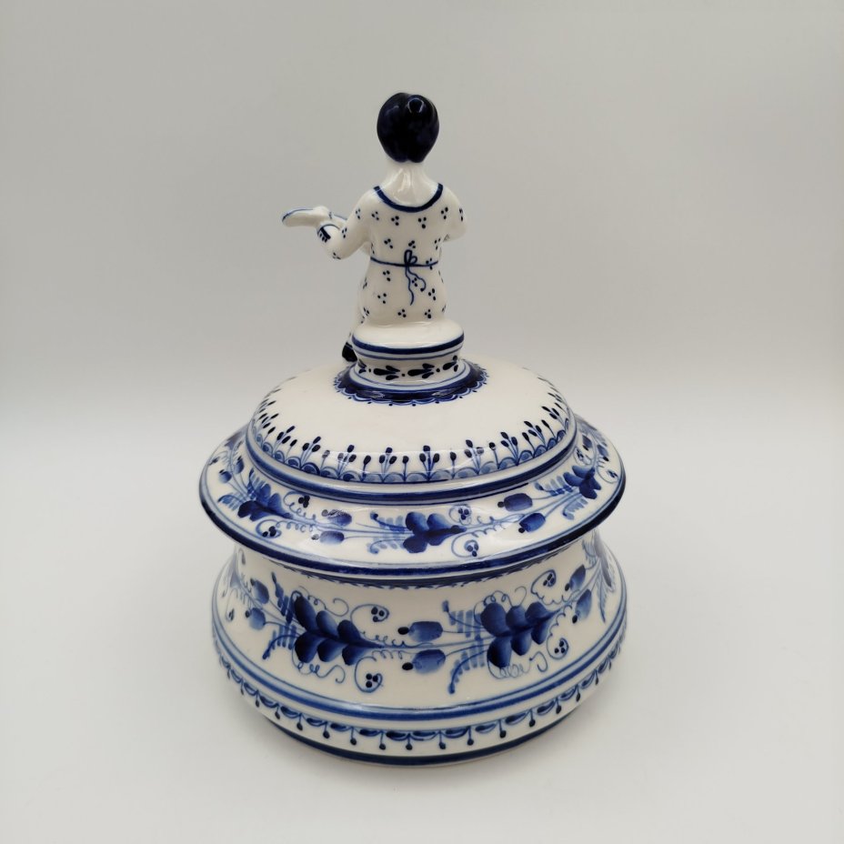 Шкатулка "Гитаристка", автор формы Симонов С.М., автор росписи Дунашова Л., фарфор, роспись, Объединение «Гжель», Россия, 1986-2010 гг., Объединение «Гжель»