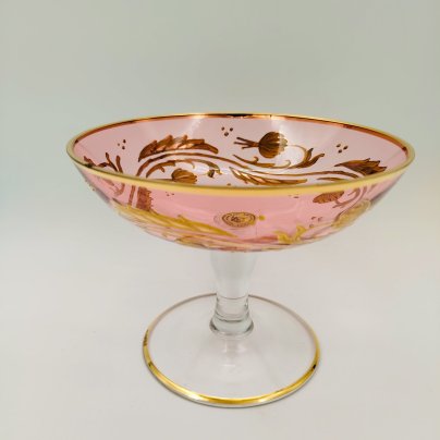 Конфетница розоватого оттенка на ножке с растительным декором на чаше, цветное стекло, золочение, Чехословакия, 1970-1990 гг.