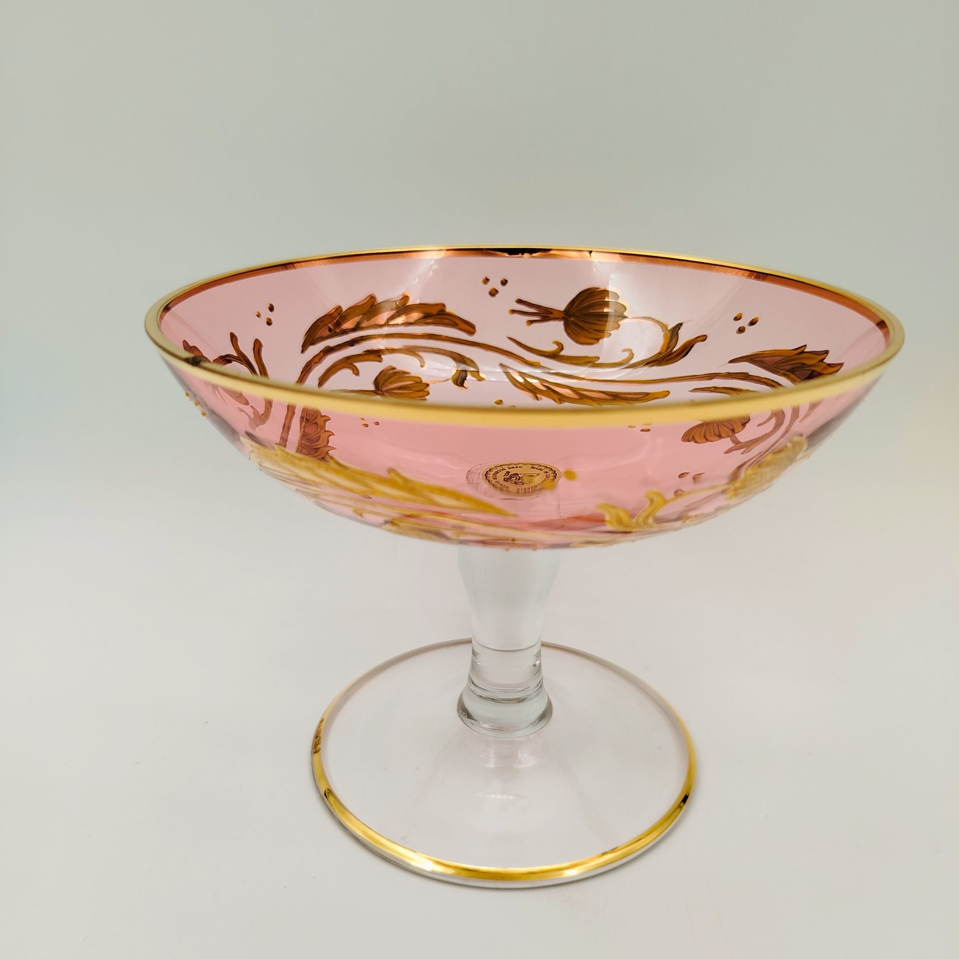 Конфетница розоватого оттенка на ножке с растительным декором на чаше, цветное стекло, золочение, Чехословакия, 1970-1990 гг.
