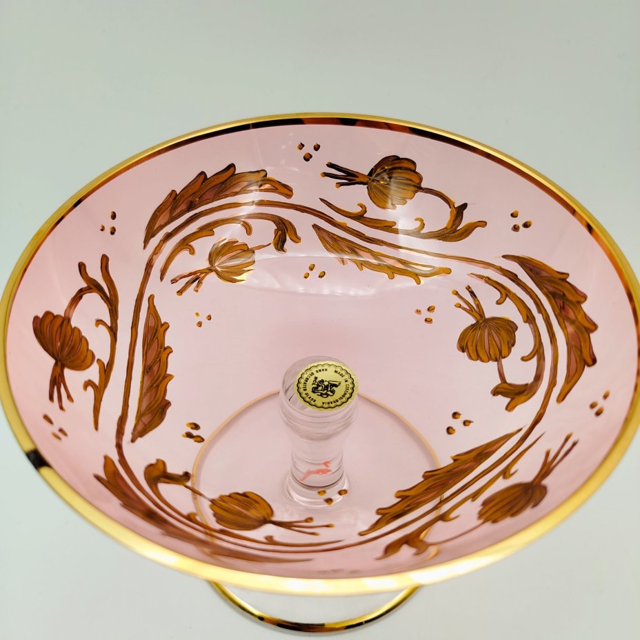 Конфетница розоватого оттенка на ножке с растительным декором на чаше