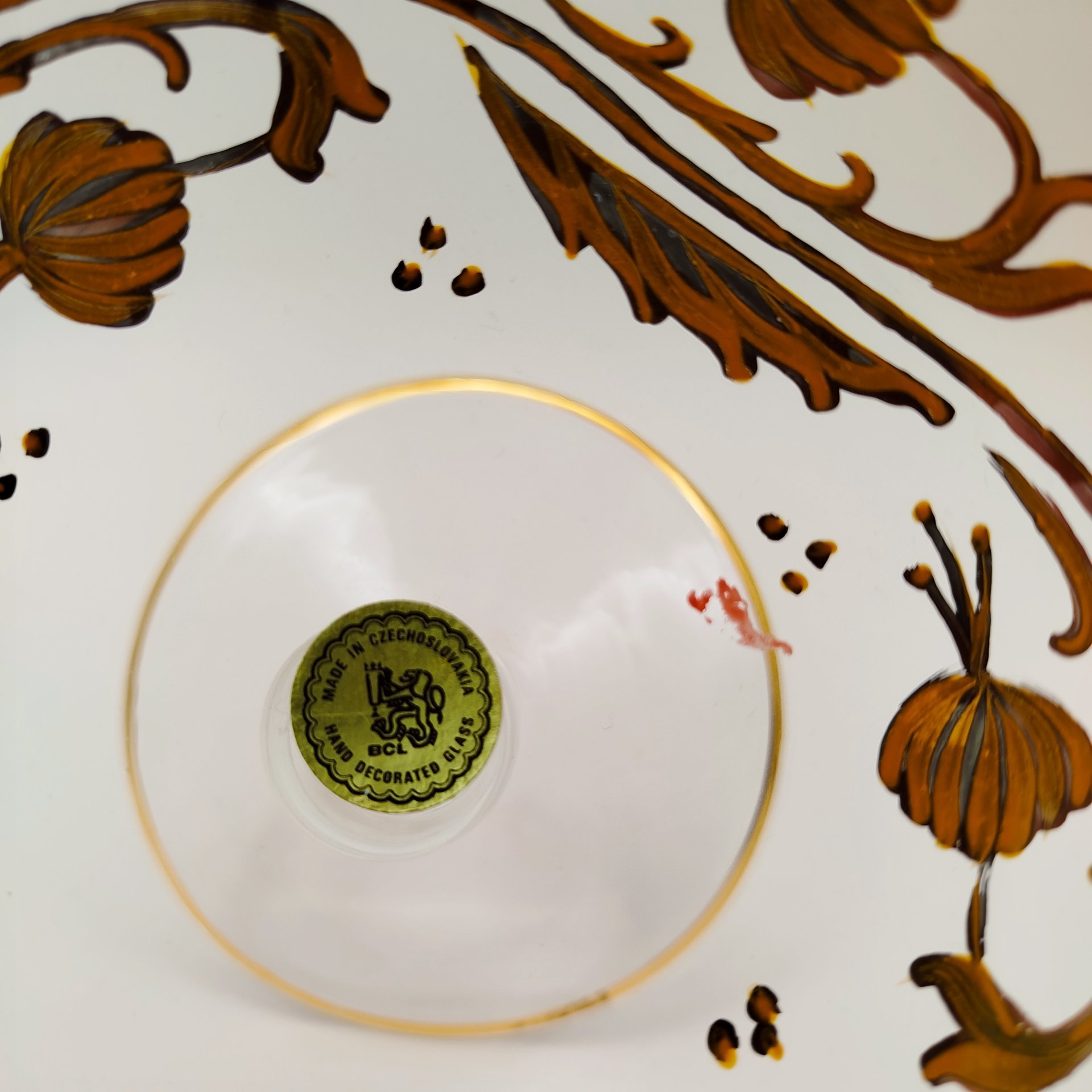 Конфетница розоватого оттенка на ножке с растительным декором на чаше, цветное стекло, золочение, Чехословакия, 1970-1990 гг.