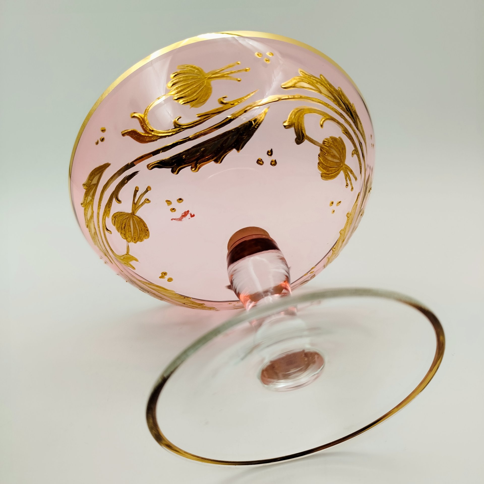Конфетница розоватого оттенка на ножке с растительным декором на чаше, цветное стекло, золочение, Чехословакия, 1970-1990 гг.