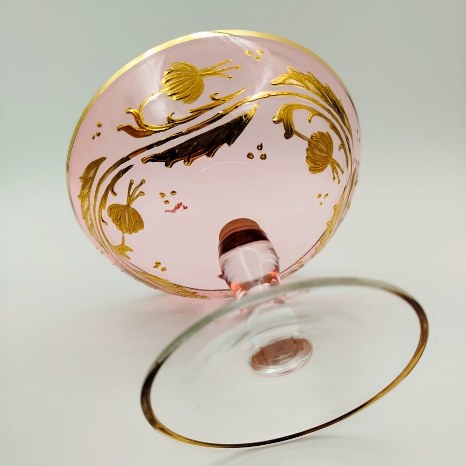 Конфетница розоватого оттенка на ножке с растительным декором на чаше