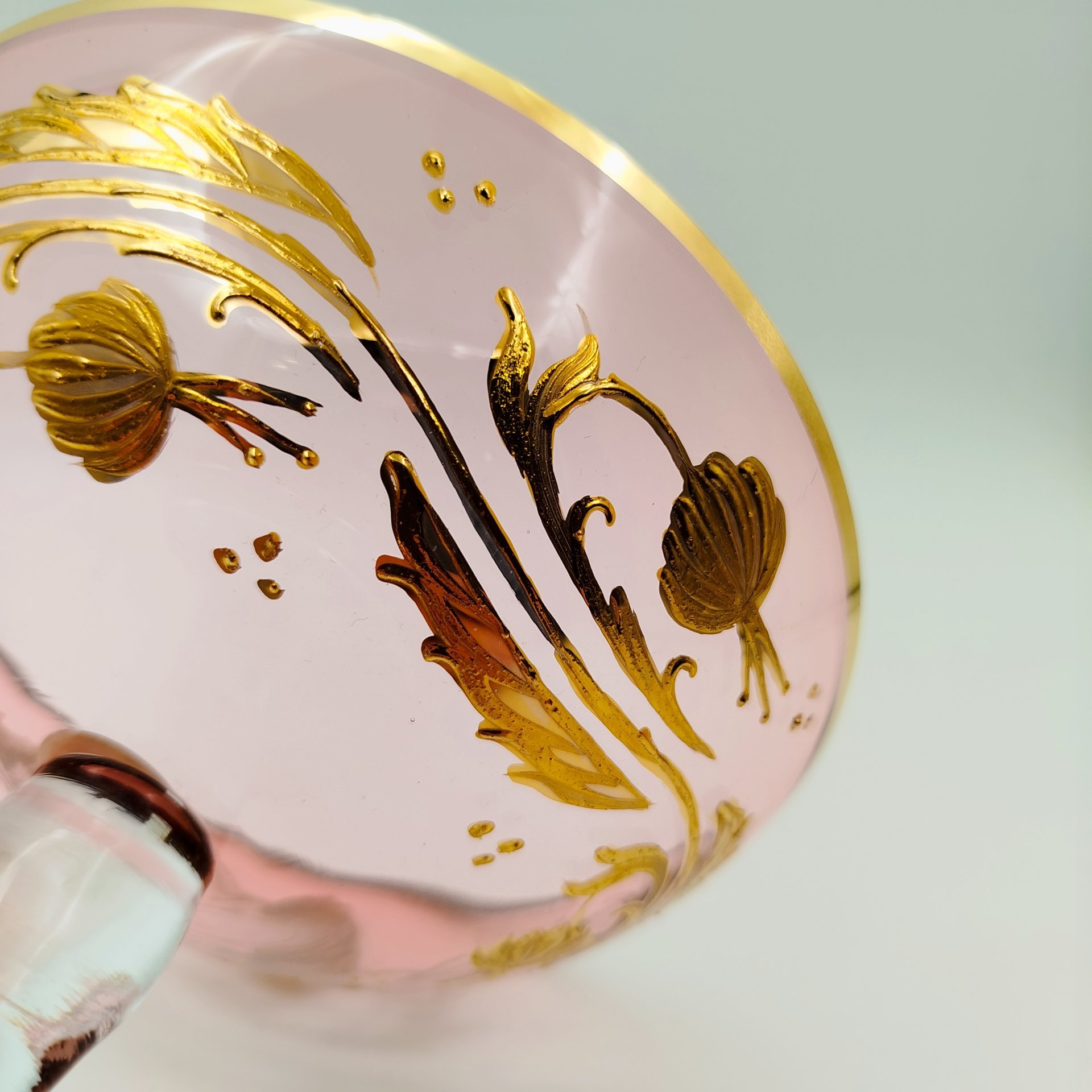 Конфетница розоватого оттенка на ножке с растительным декором на чаше, цветное стекло, золочение, Чехословакия, 1970-1990 гг.