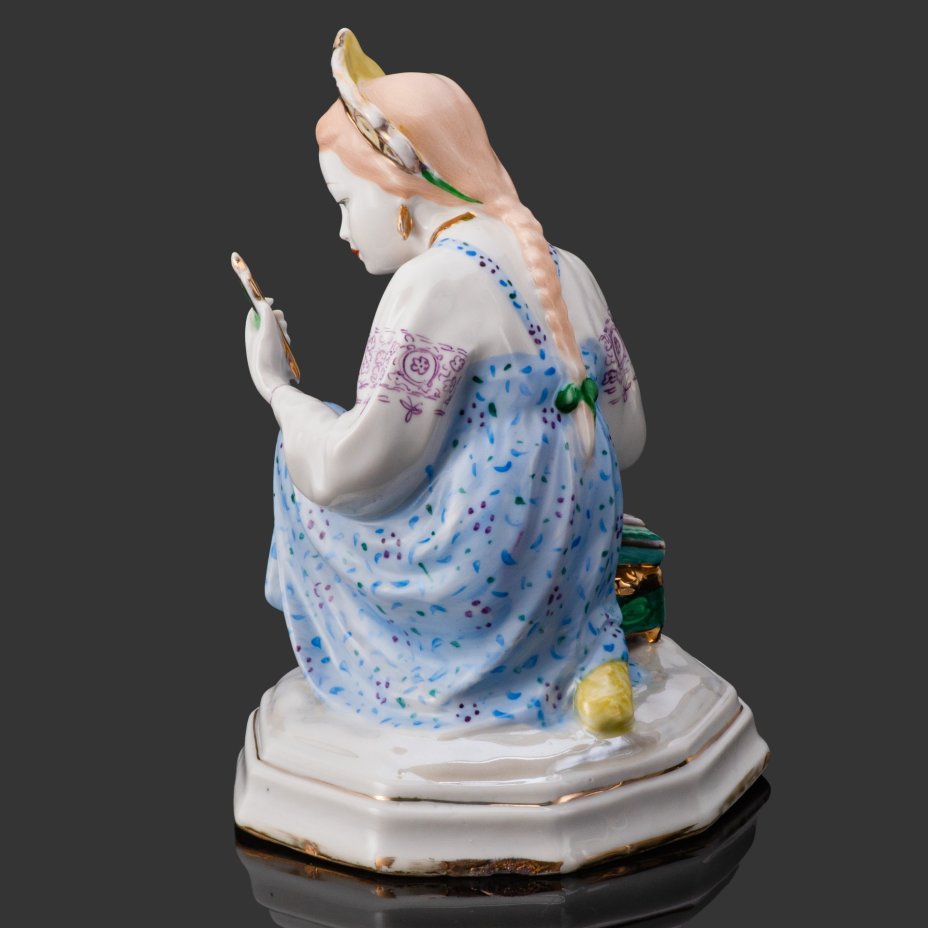 Статуэтка "Малахитовая шкатулка" ("Танюшка и тятино подаренье"), скульптор О.М. Богданова, фарфор, роспись, золочение, люстр, Ленинградский завод фарфоровых изделий (ЛЗФИ), СССР, 1956-1967 гг.