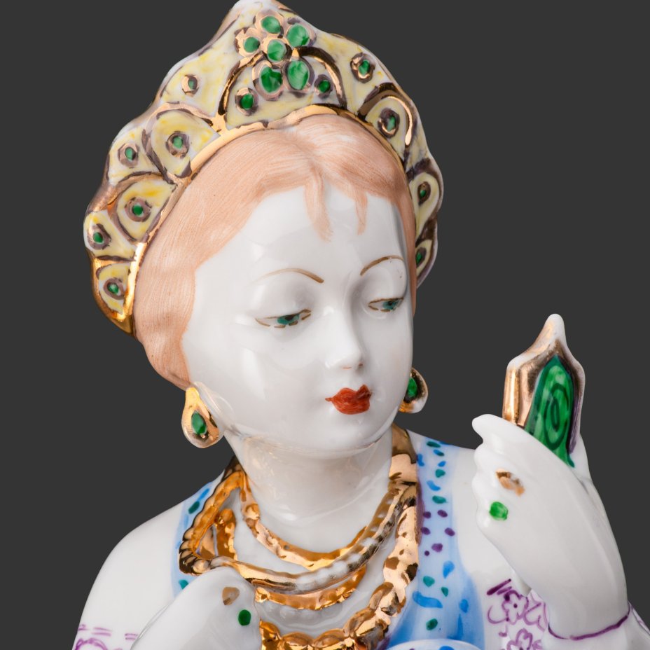 Статуэтка "Малахитовая шкатулка" ("Танюшка и тятино подаренье"), скульптор О.М. Богданова, фарфор, роспись, золочение, люстр, Ленинградский завод фарфоровых изделий (ЛЗФИ), СССР, 1956-1967 гг.