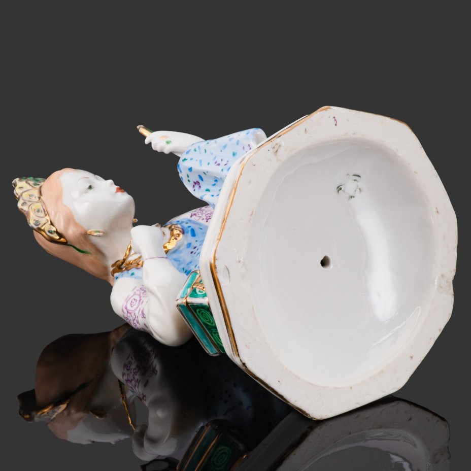 Статуэтка "Малахитовая шкатулка" ("Танюшка и тятино подаренье"), скульптор О.М. Богданова, фарфор, роспись, золочение, люстр, Ленинградский завод фарфоровых изделий (ЛЗФИ), СССР, 1956-1967 гг.