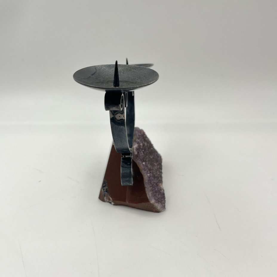 Подсвечник на две свечи, установленный на друзе аметиста