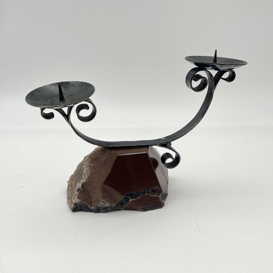 Подсвечник на две свечи, установленный на друзе аметиста