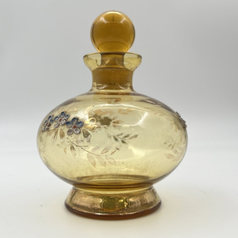 Флакон янтарного оттенка с лепным цветочным декором
