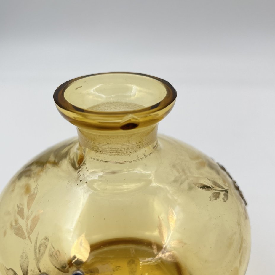 Флакон янтарного оттенка с лепным цветочным декором