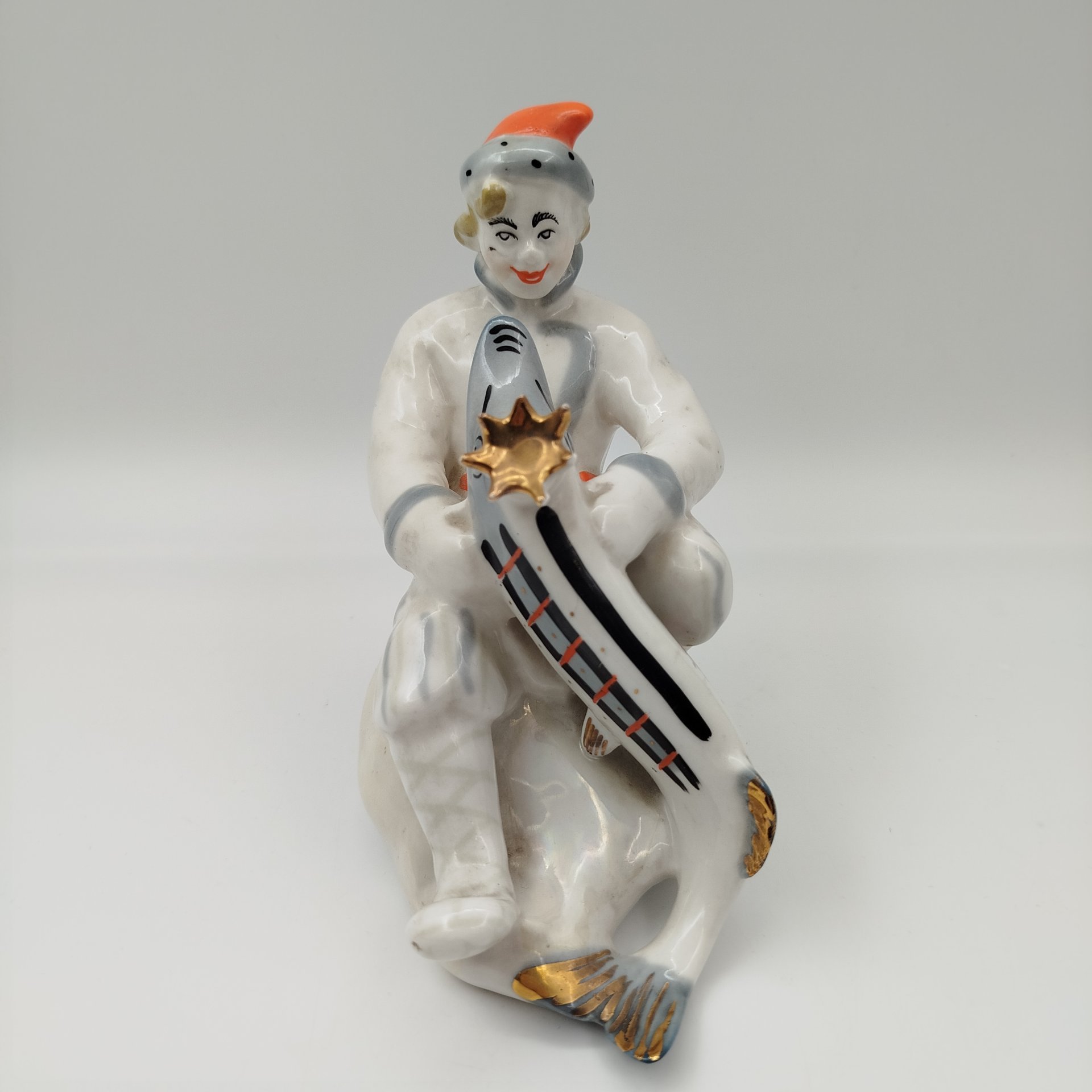 Статуэтка "Емеля со щукой" ("По щучьему велению"), скульптор В. Петушков, фарфор, роспись, золочение, Ленинградский завод фарфоровых изделий (ЛЗФИ), СССР, 1967-1973 гг.