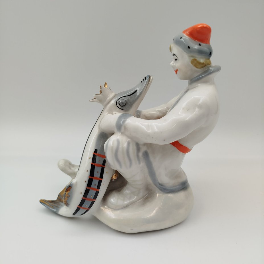 Статуэтка "Емеля со щукой" ("По щучьему велению"), скульптор В. Петушков, фарфор, роспись, золочение, Ленинградский завод фарфоровых изделий (ЛЗФИ), СССР, 1967-1973 гг.