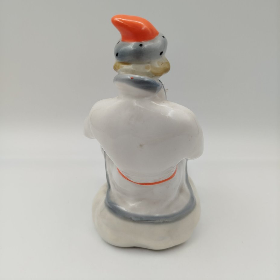 Статуэтка "Емеля со щукой" ("По щучьему велению"), скульптор В. Петушков, фарфор, роспись, золочение, Ленинградский завод фарфоровых изделий (ЛЗФИ), СССР, 1967-1973 гг.