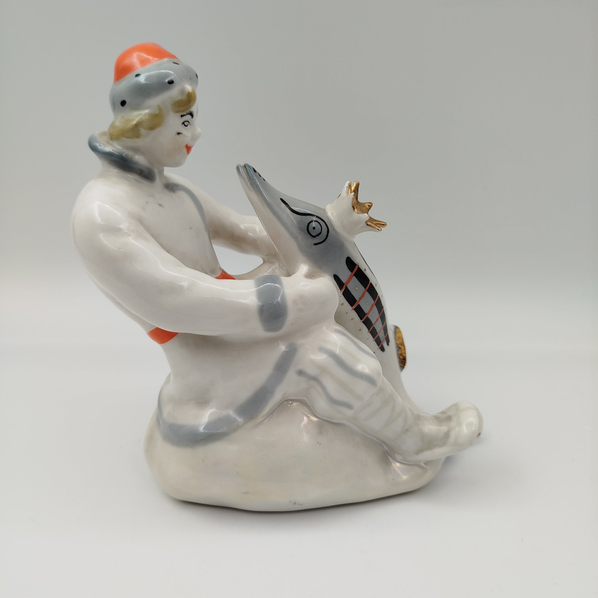 Статуэтка "Емеля со щукой" ("По щучьему велению"), скульптор В. Петушков, фарфор, роспись, золочение, Ленинградский завод фарфоровых изделий (ЛЗФИ), СССР, 1967-1973 гг.