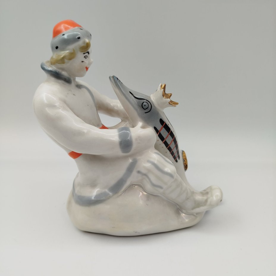 Статуэтка "Емеля со щукой" ("По щучьему велению"), скульптор В. Петушков, фарфор, роспись, золочение, Ленинградский завод фарфоровых изделий (ЛЗФИ), СССР, 1967-1973 гг.